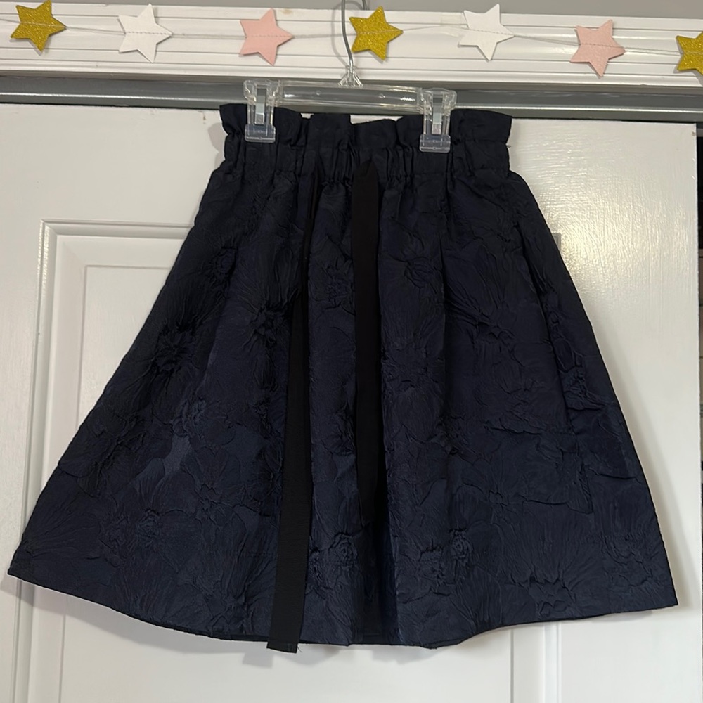 H&M women’s size US 2 navy blue textured skirt with black tie waist